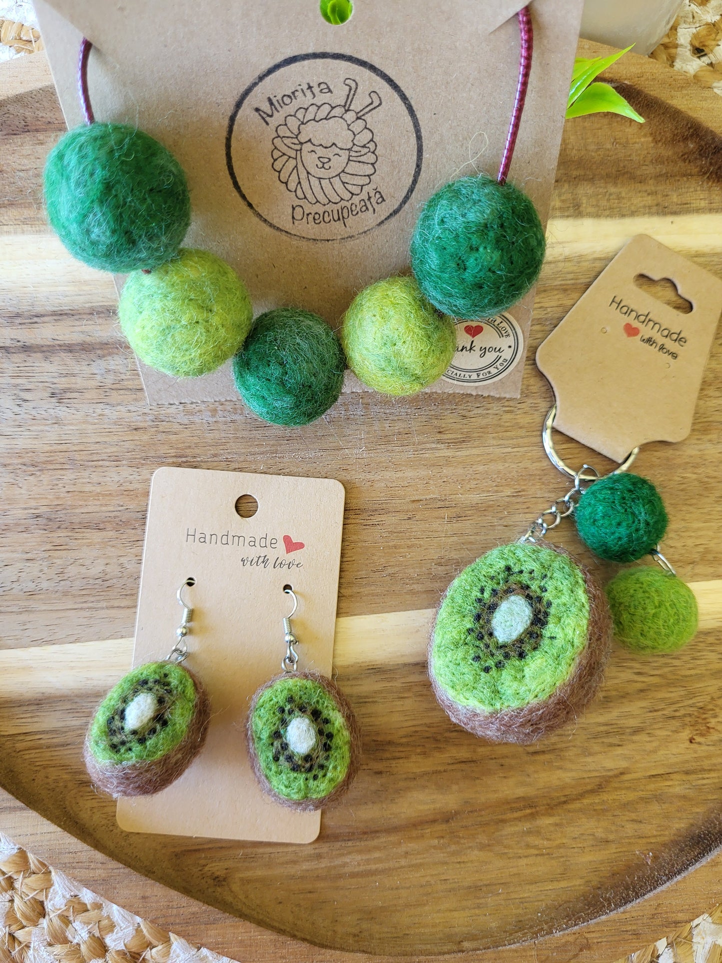 Set cadou kiwi (lănțișor, cercei, breloc)