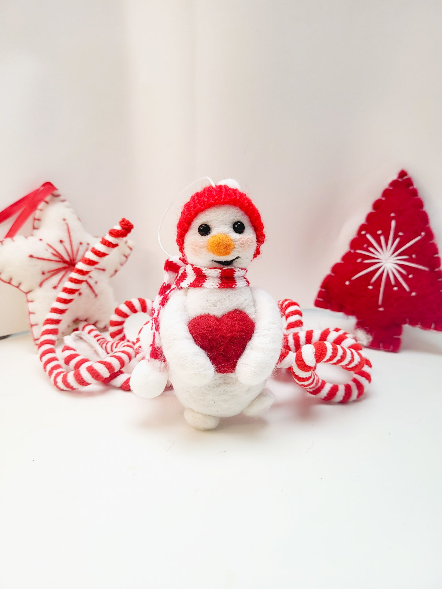 Om de zăpadă cu inimioară