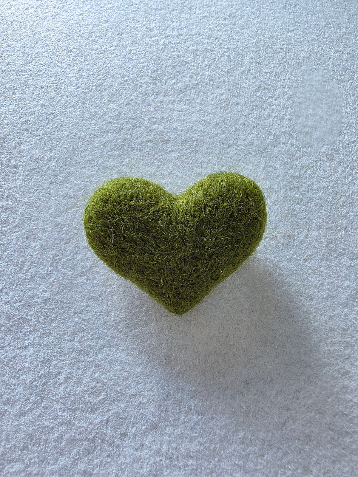 Broșă inimioară verde