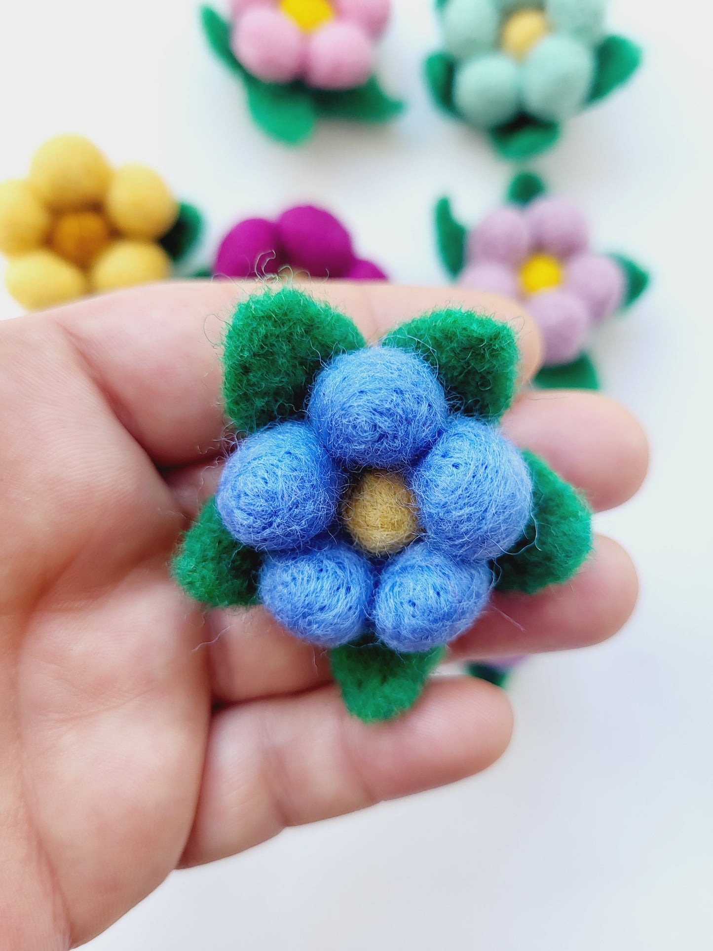 Broșă floricică ( 1 buc)