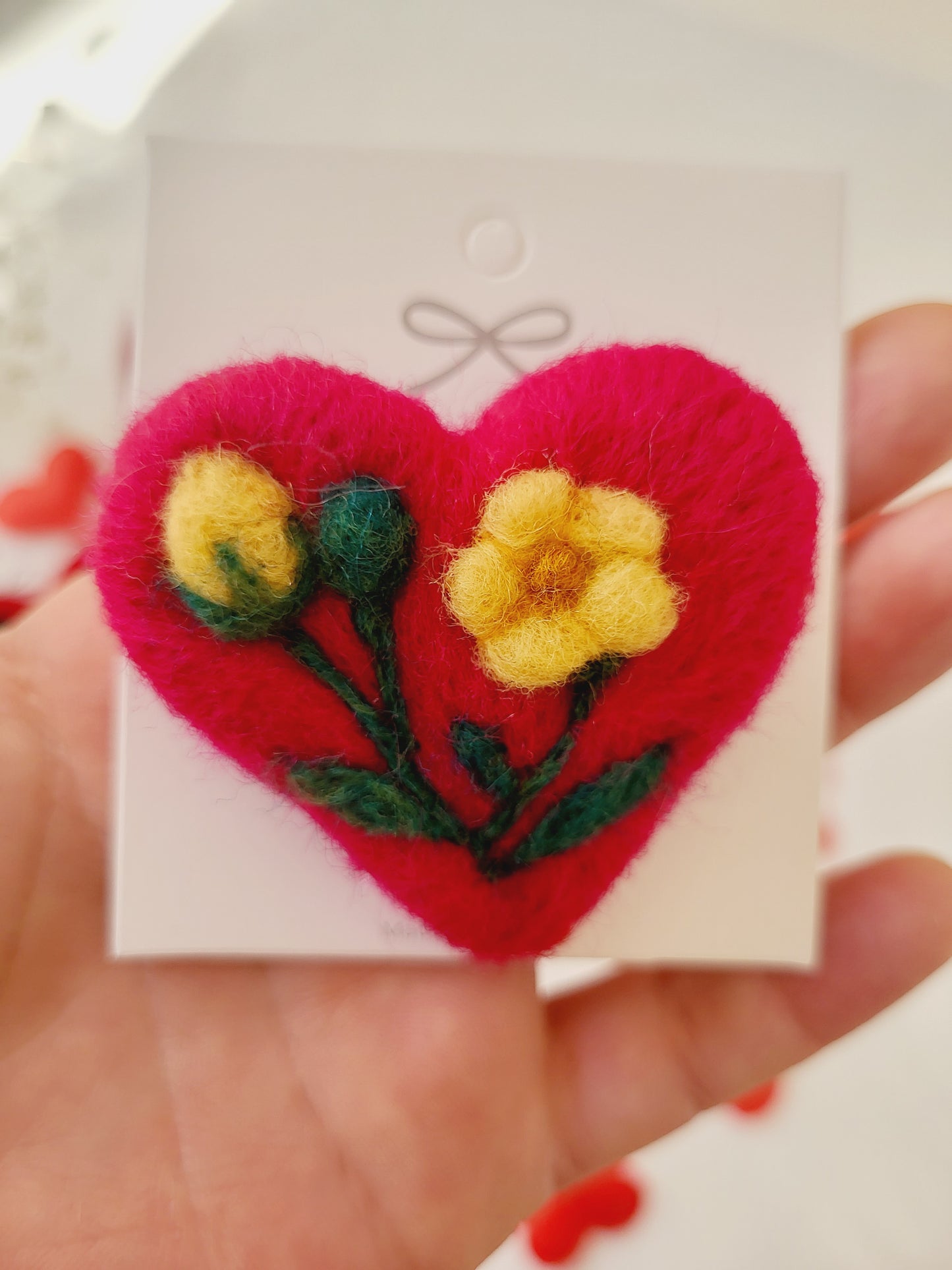 Broșă inimioară cu flori