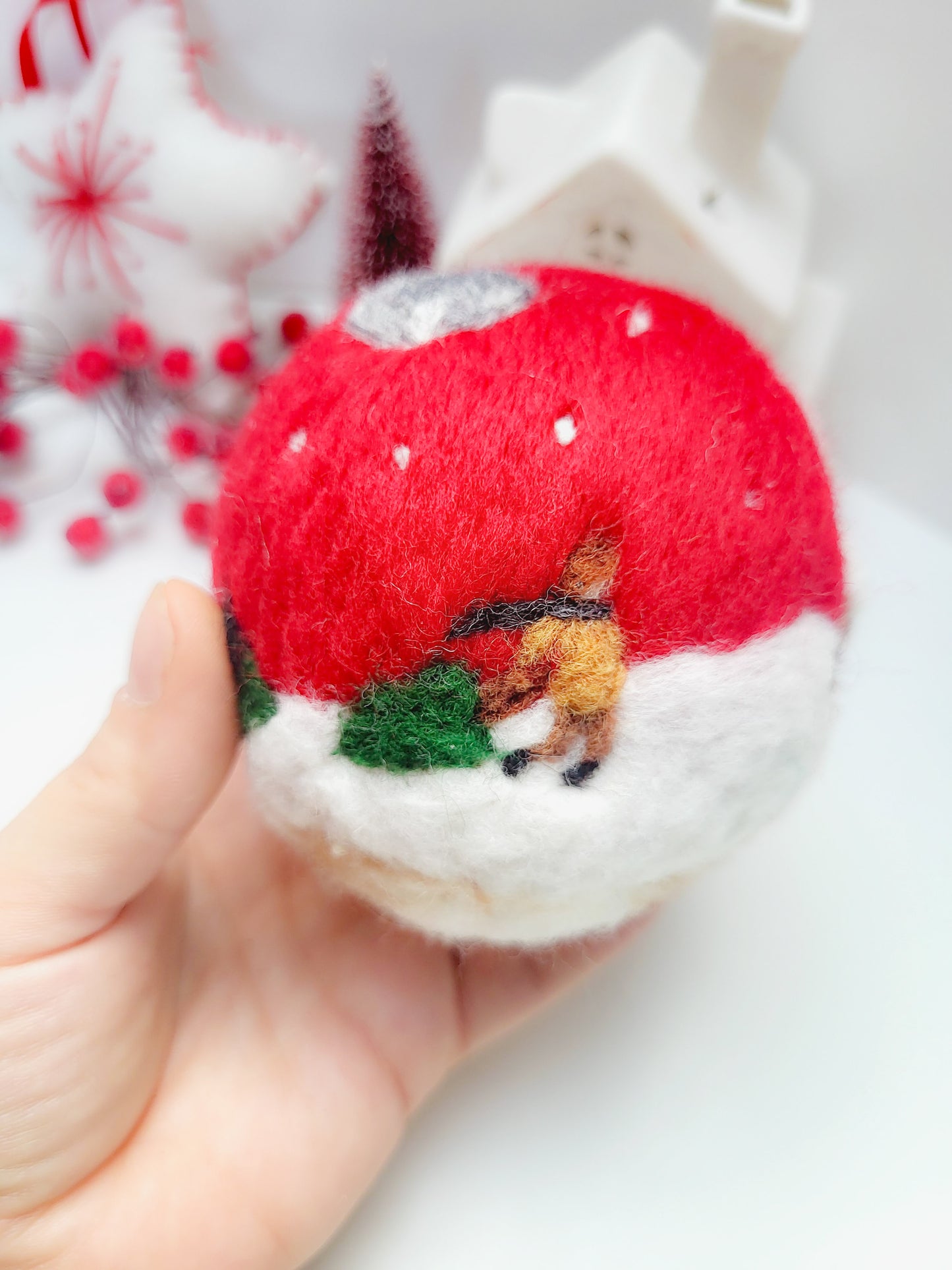 Glob rosu "Iarna pe uliță"