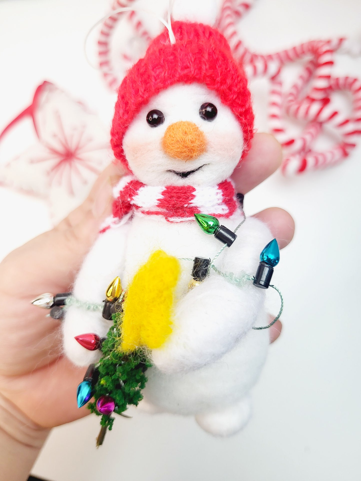 Om de zăpadă cu brăduț