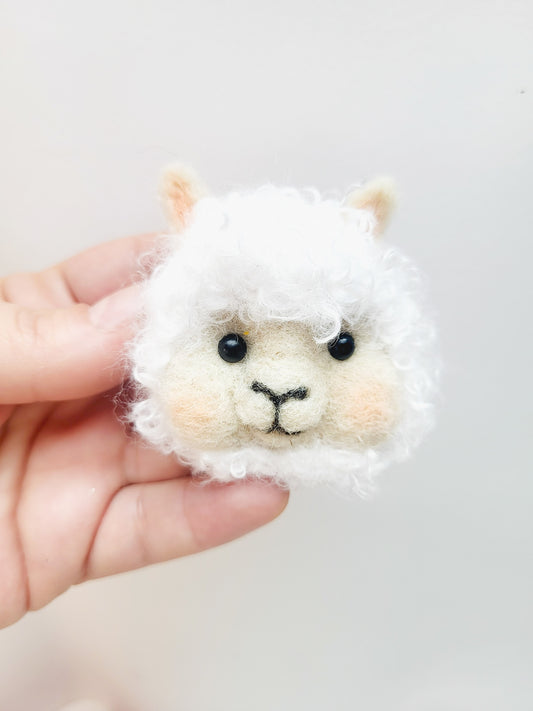 Broșă alpaca