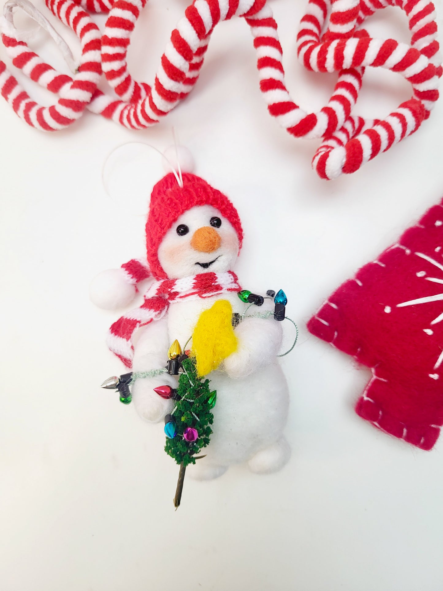 Om de zăpadă cu brăduț