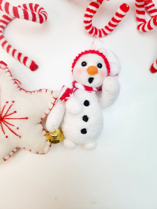 Om de zăpadă cu clopoțel