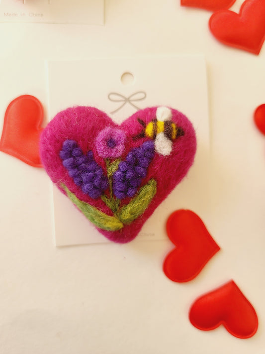 Broșă inimioară cu flori