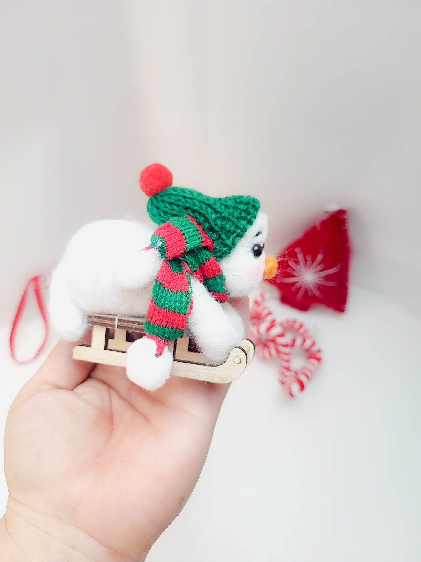 Om de zăpadă cu săniuță