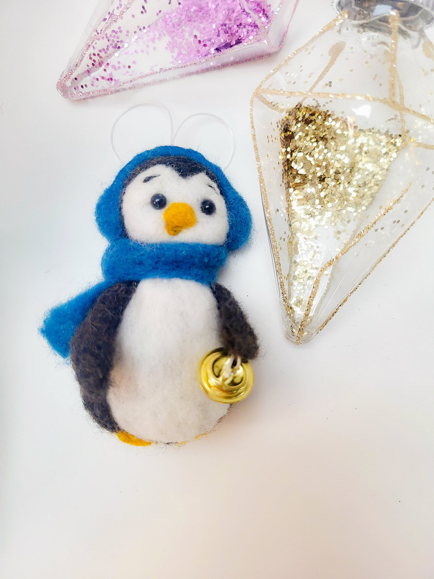 Pinguin cu căști albastru