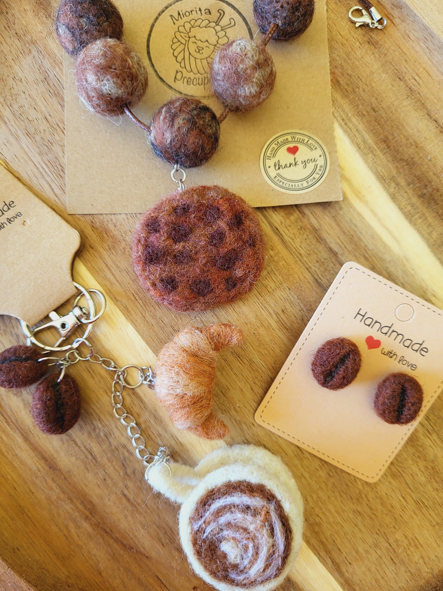 Set cadou cappuccino (lănțișor, cercei, breloc)