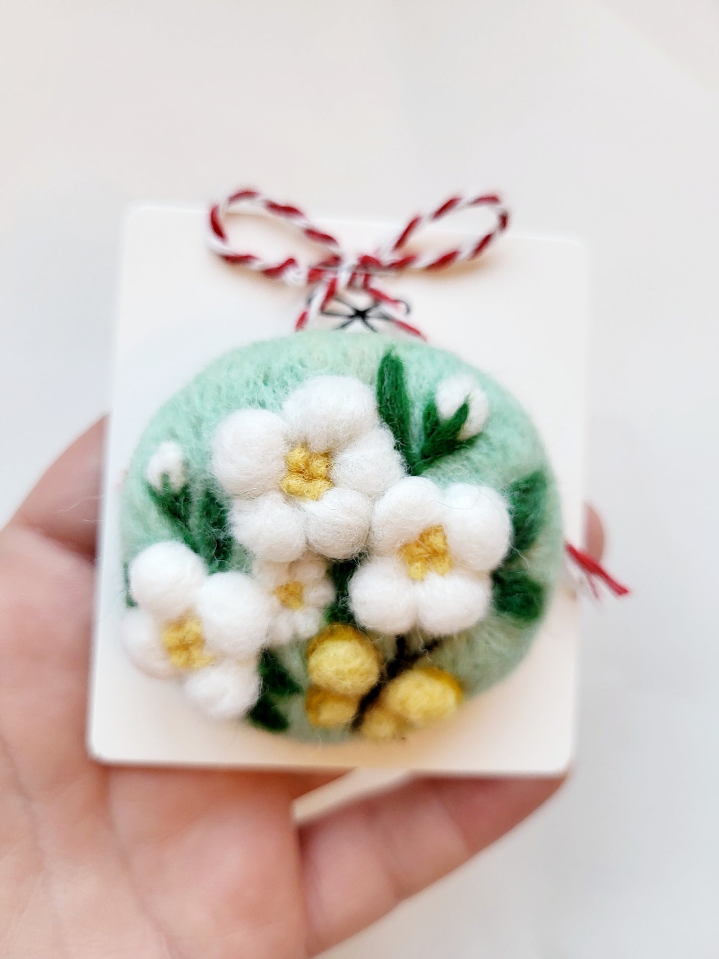 Broșă rotundă cu floricele