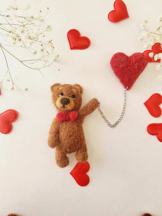 Broșă ursuleț cu inimioară
