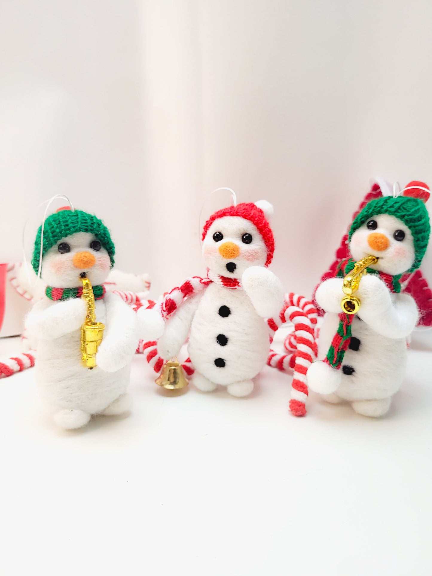 Om de zăpadă cu clopoțel