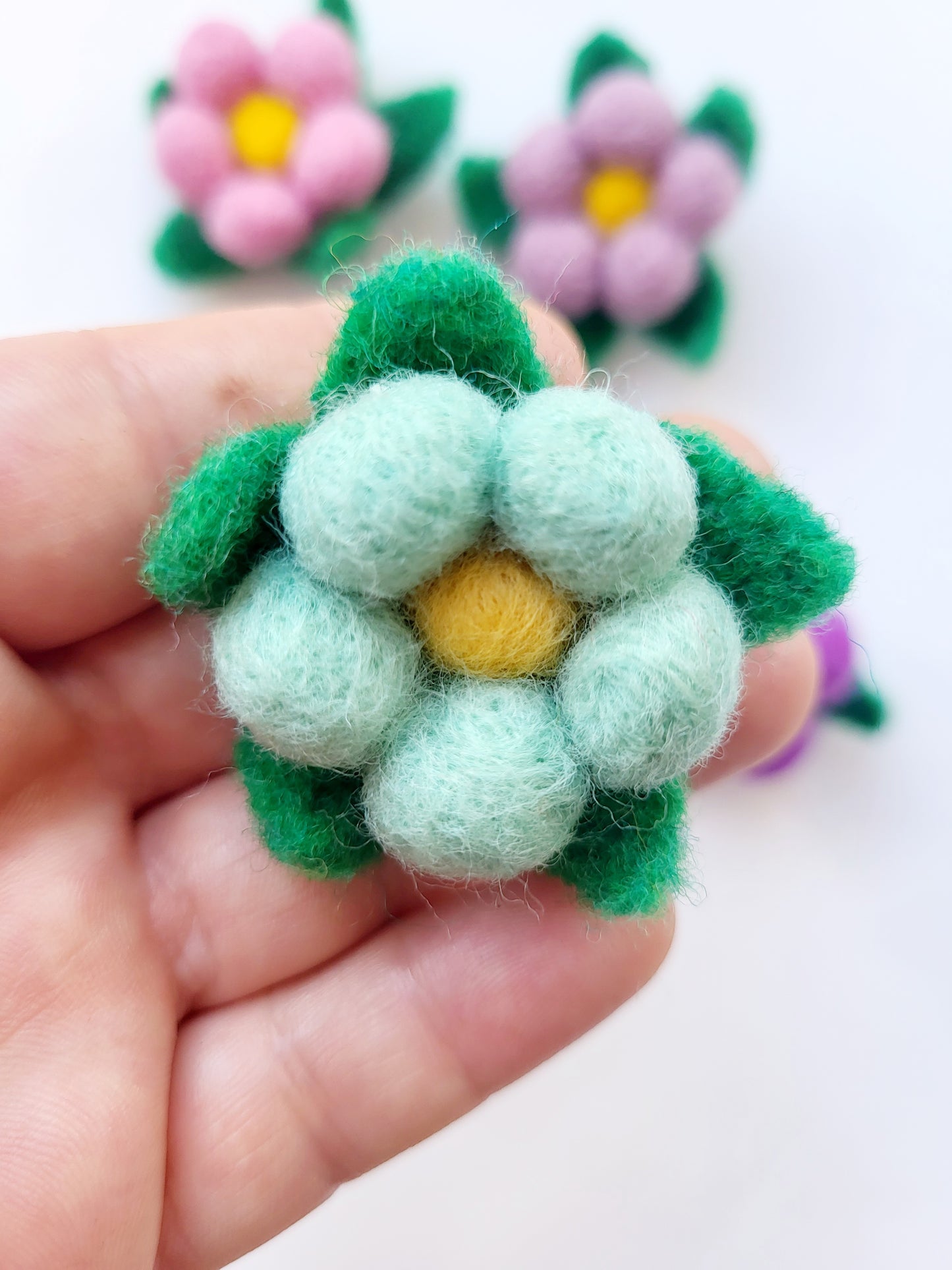 Broșă floricică ( 1 buc)