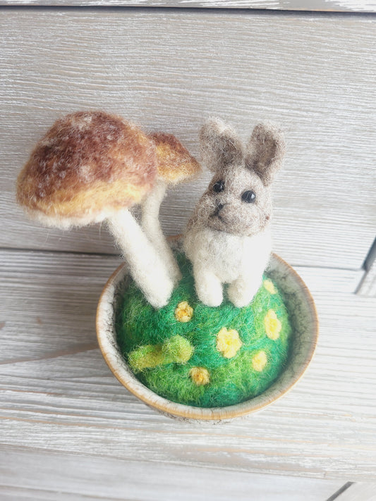 Decorațiune "Iepuraș cu ciupercuțe"