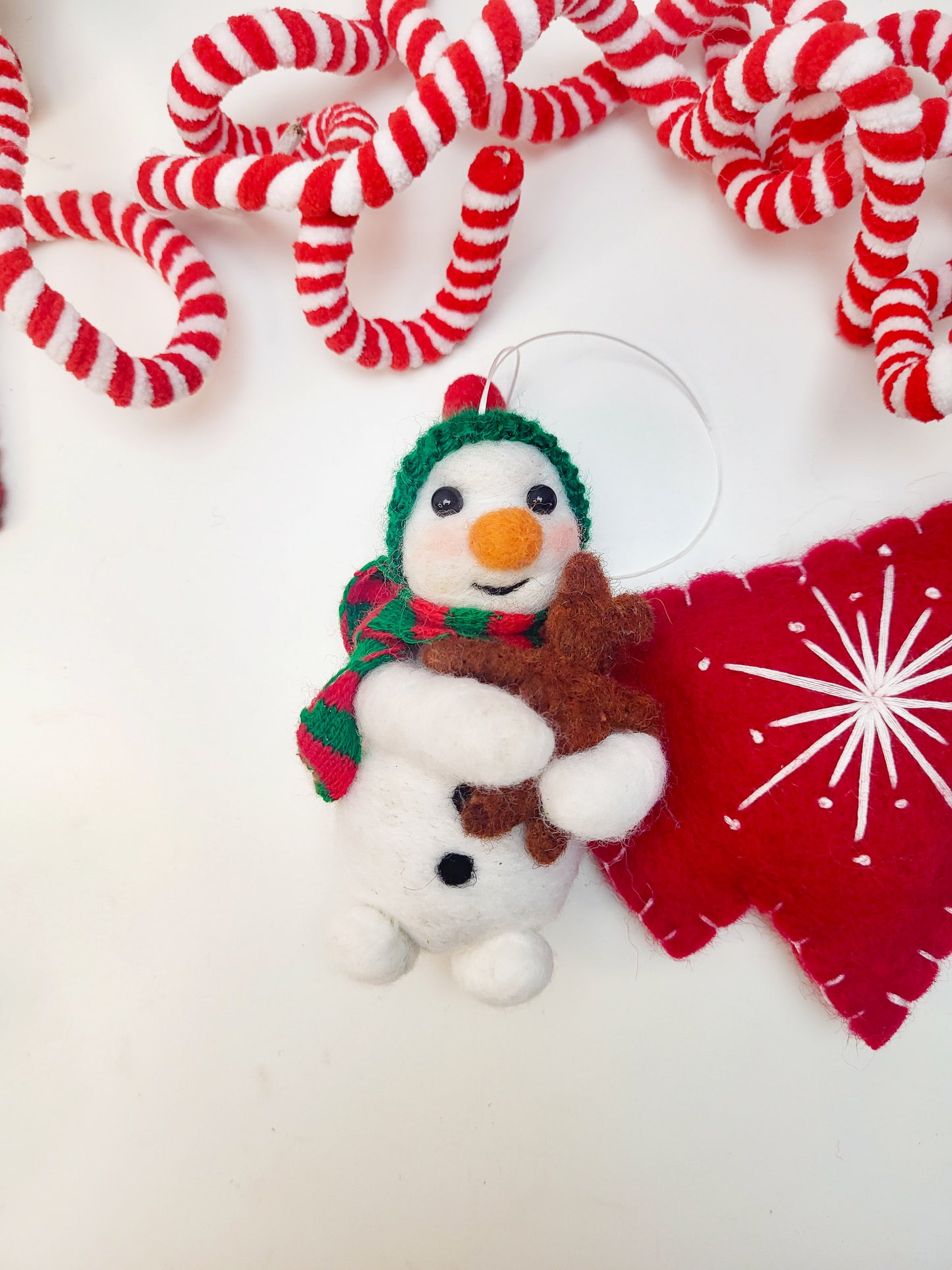 Om de zăpadă cu ursuleț