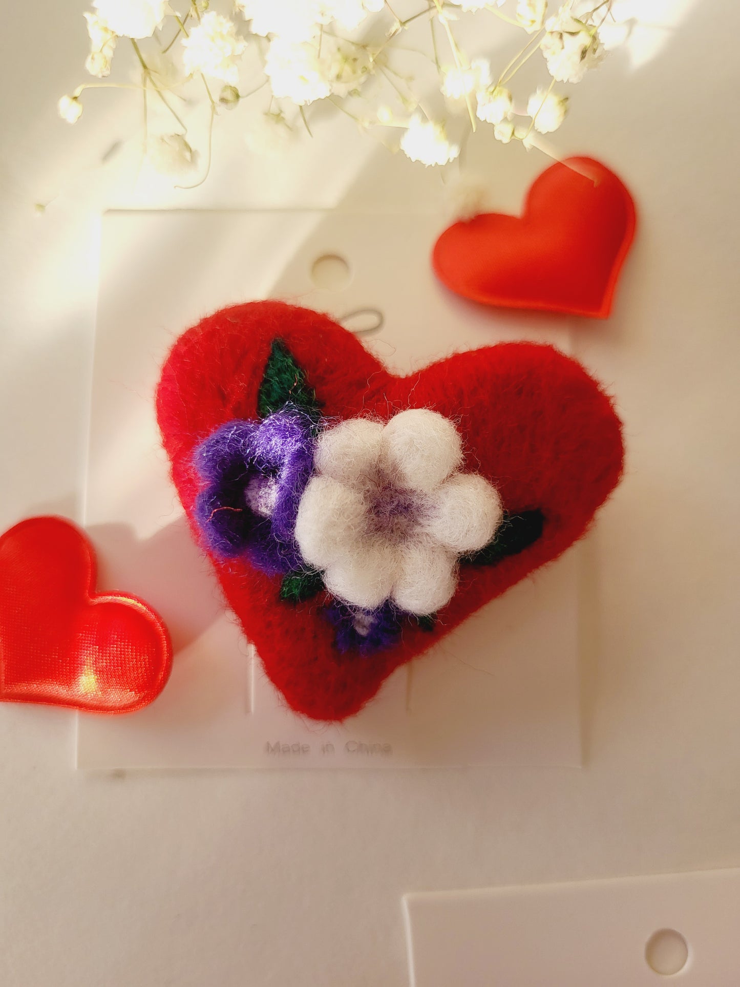 Broșă inimioară cu flori