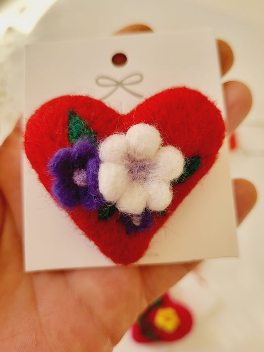 Broșă inimioară cu flori