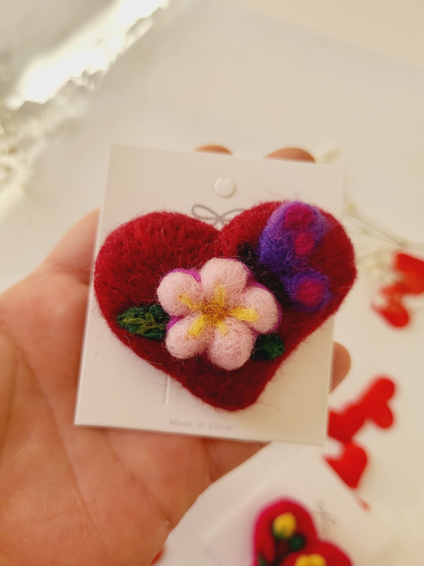 Broșă inimioară cu flori