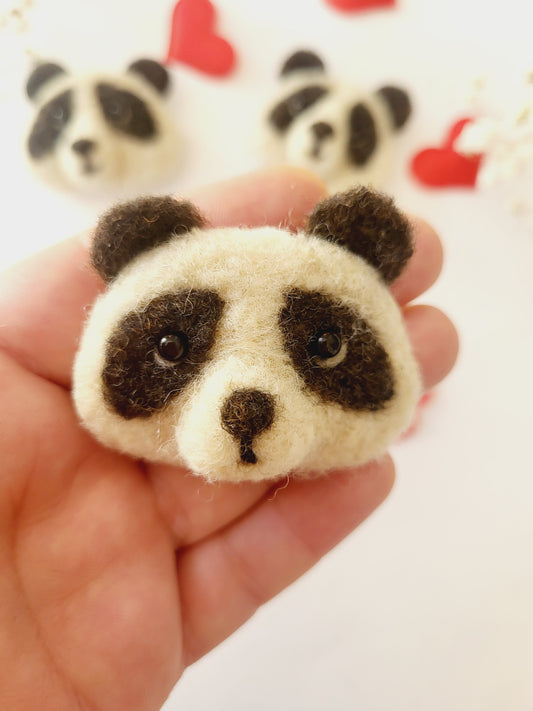 Broșă panda