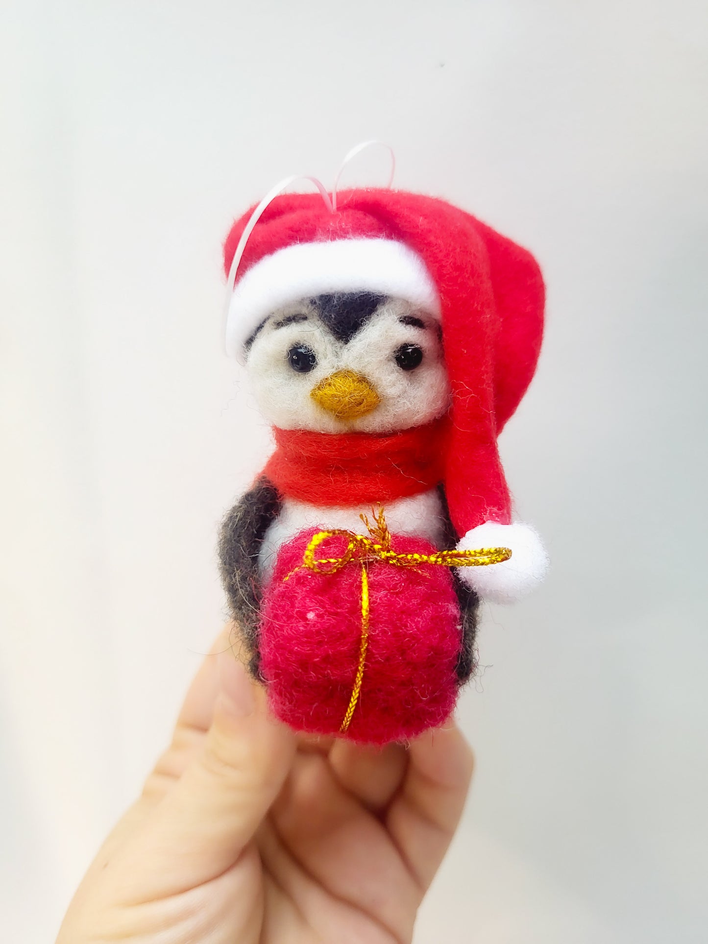 Pinguin cu fes roșu