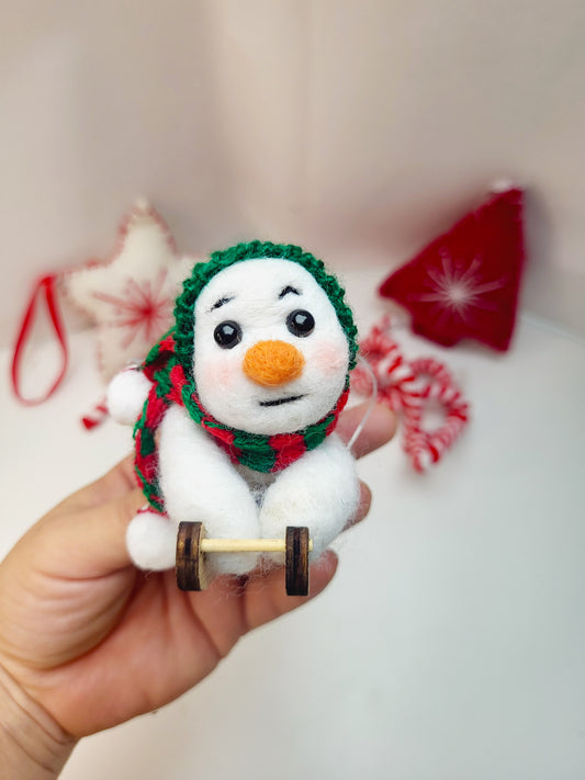 Om de zăpadă cu săniuță