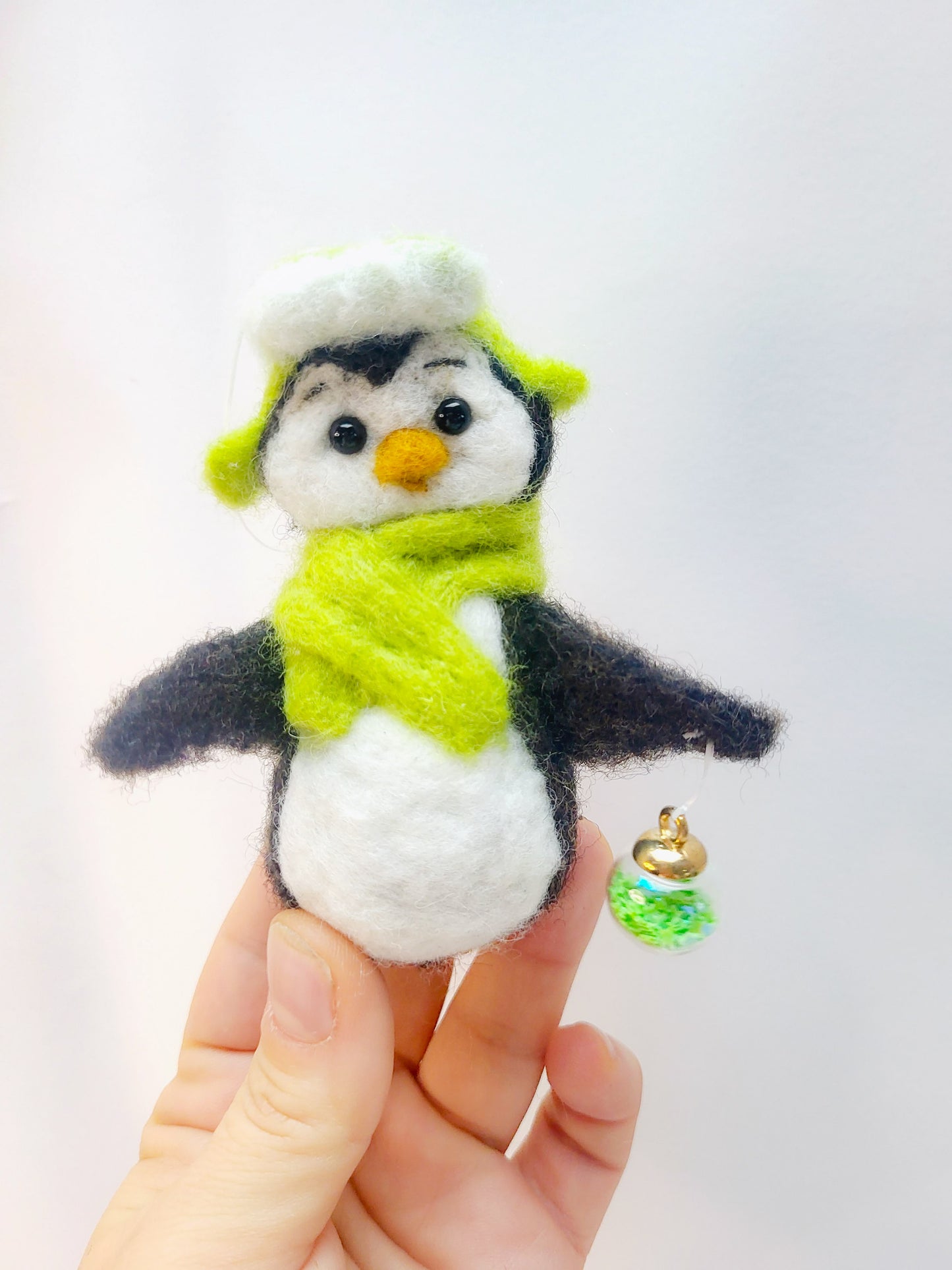 Pinguin cu căciulă verde
