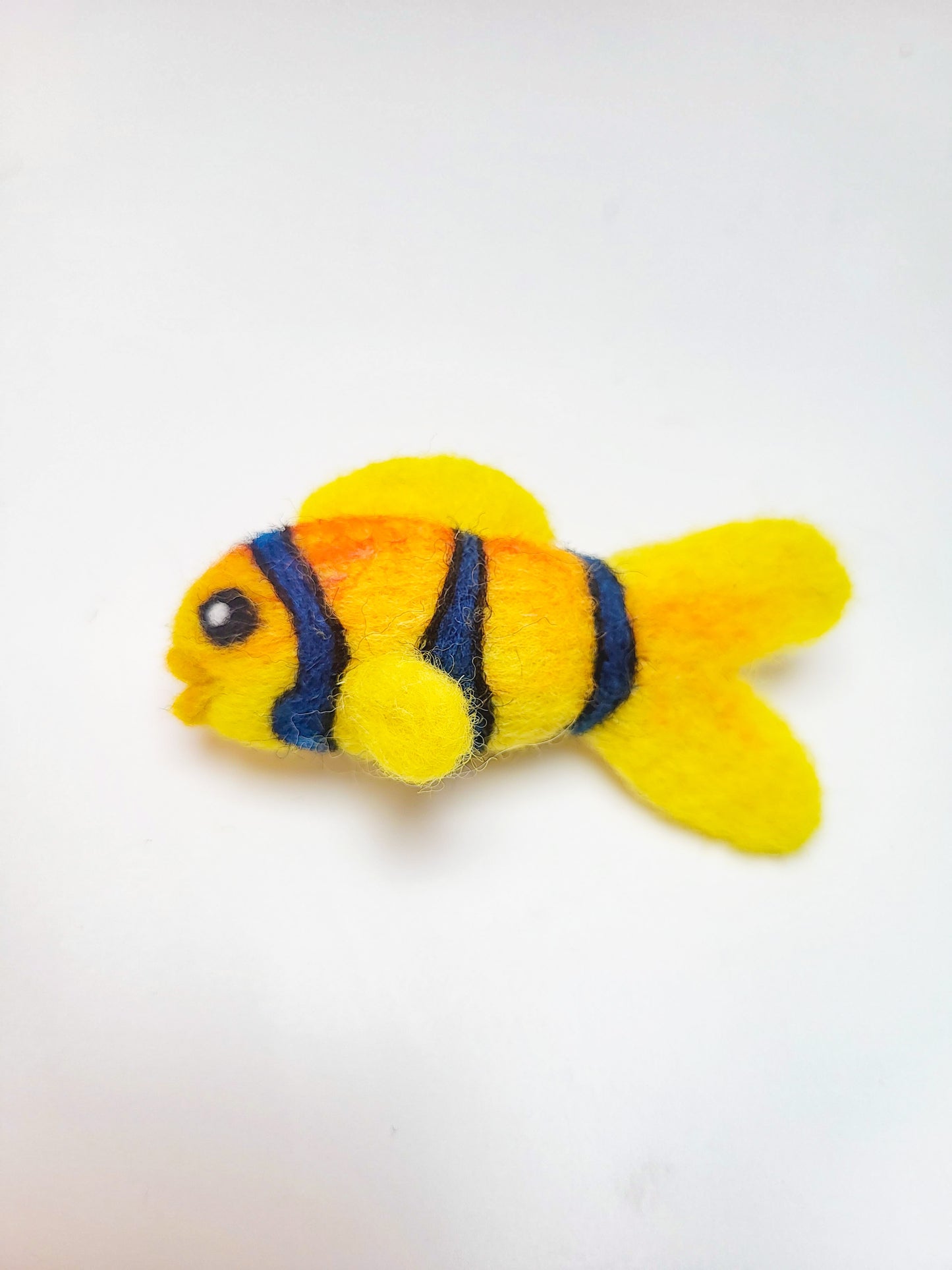 Broșă peștișor galben