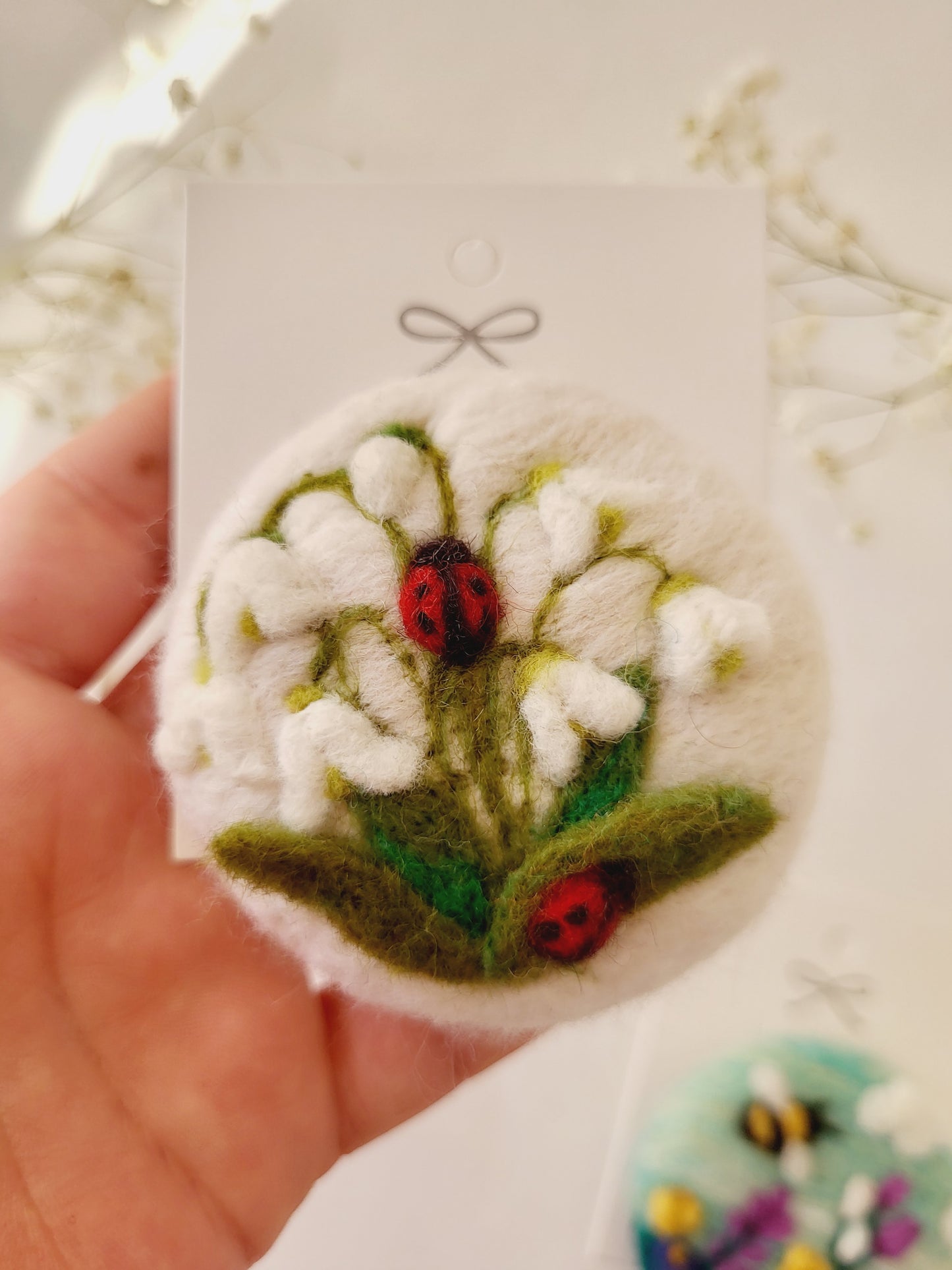 Broșă rotundă floricele