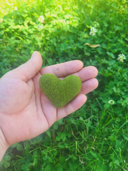 Broșă inimioară verde