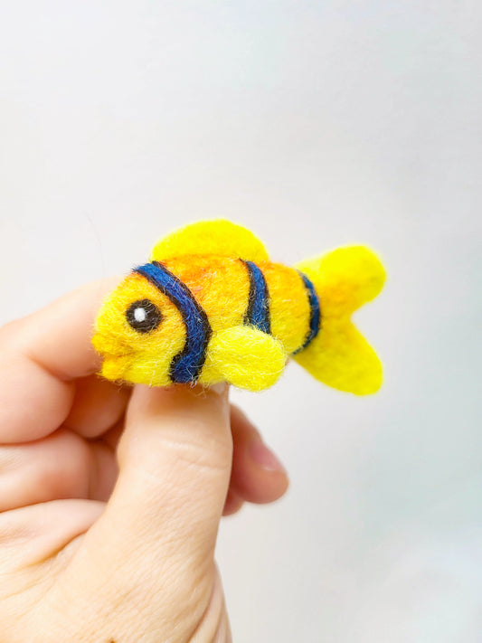 Broșă peștișor galben