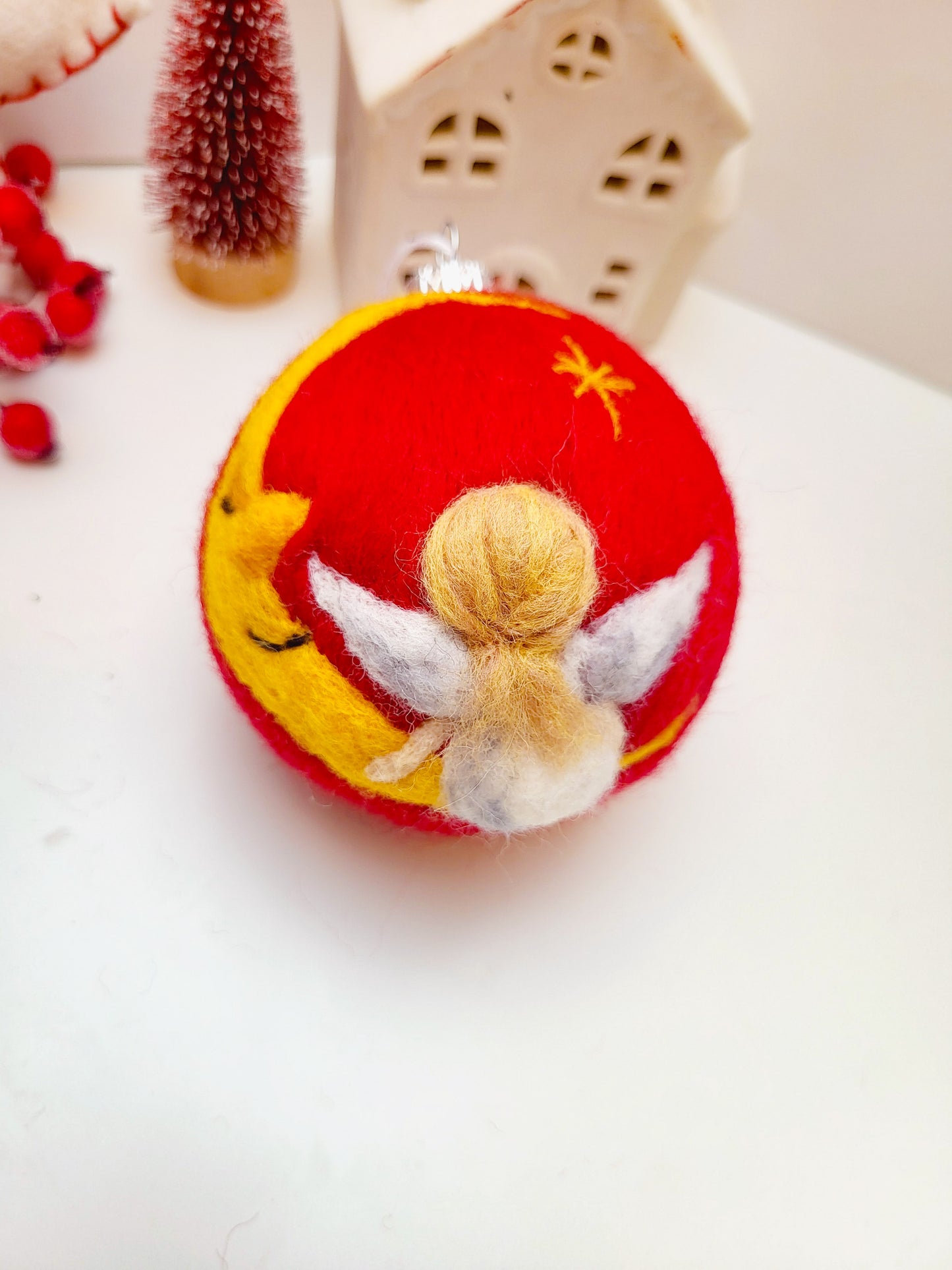 Glob roșu "Îngeraș pe lună"