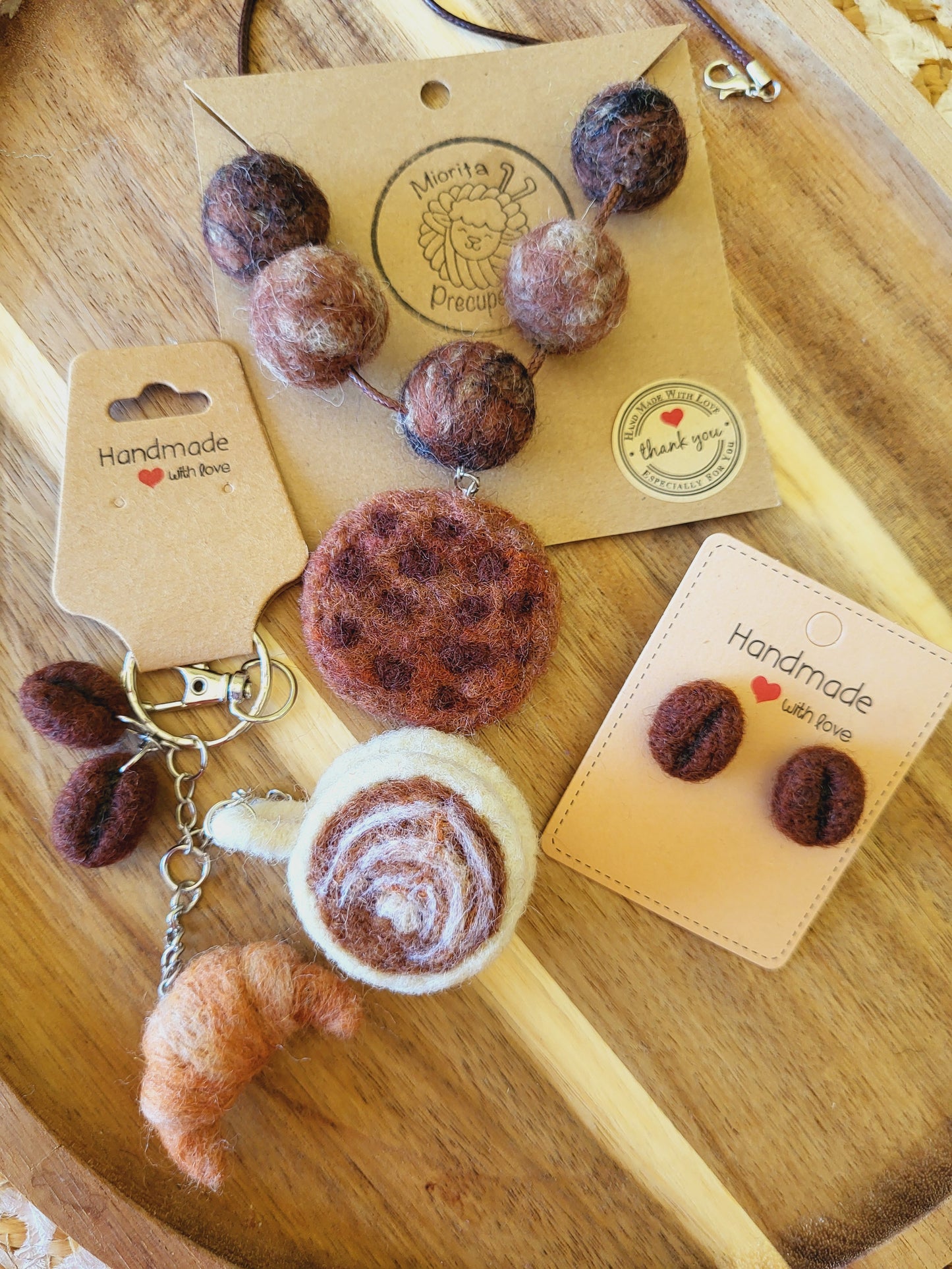 Set cadou cappuccino (lănțișor, cercei, breloc)