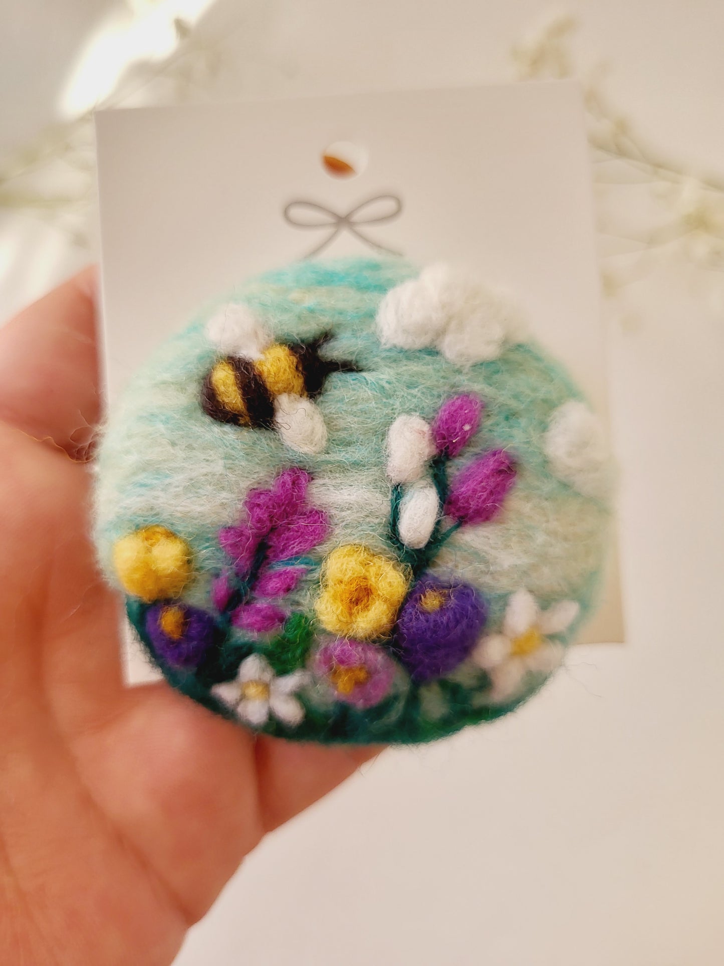 Broșă rotundă floricele