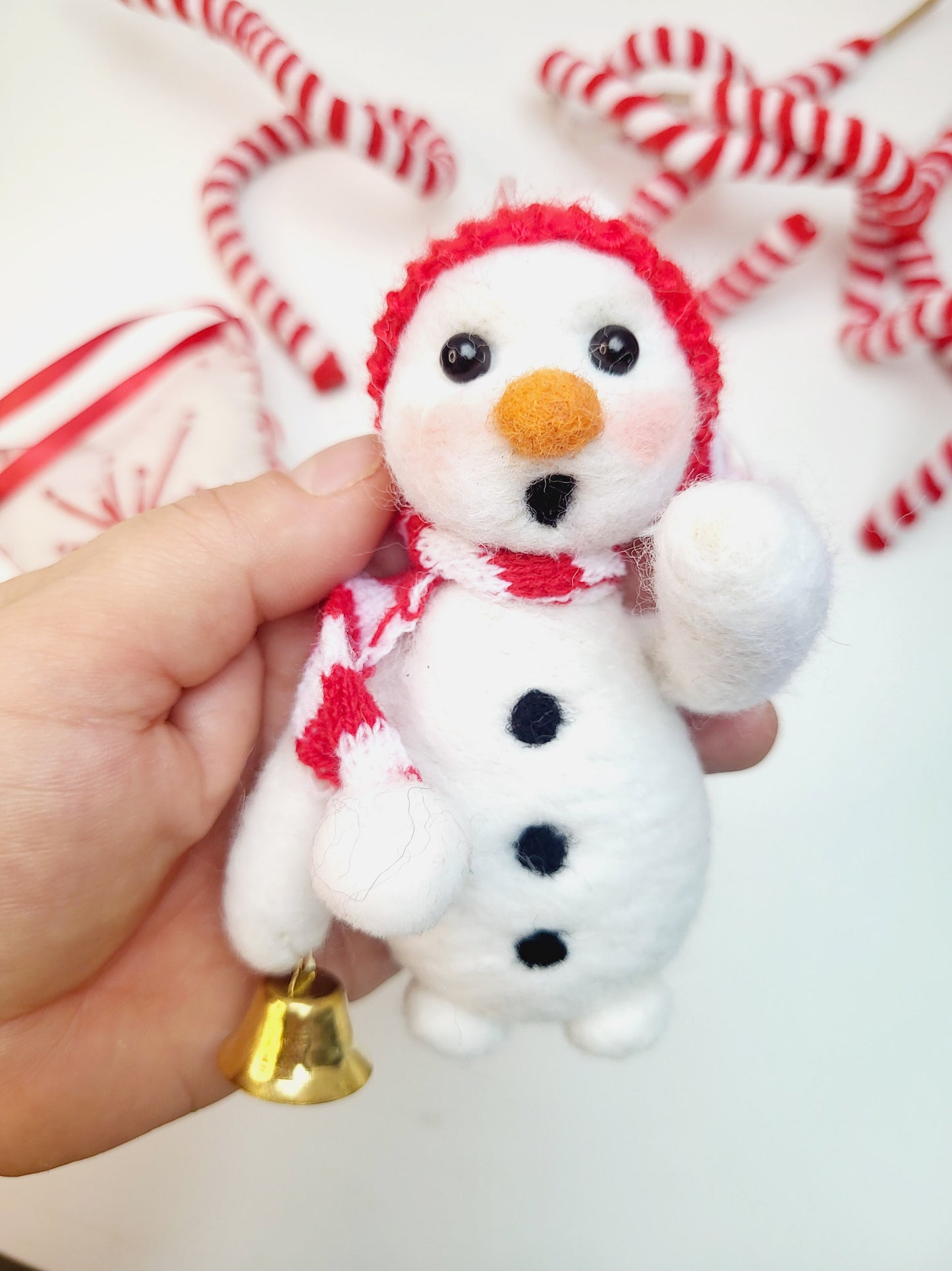 Om de zăpadă cu clopoțel