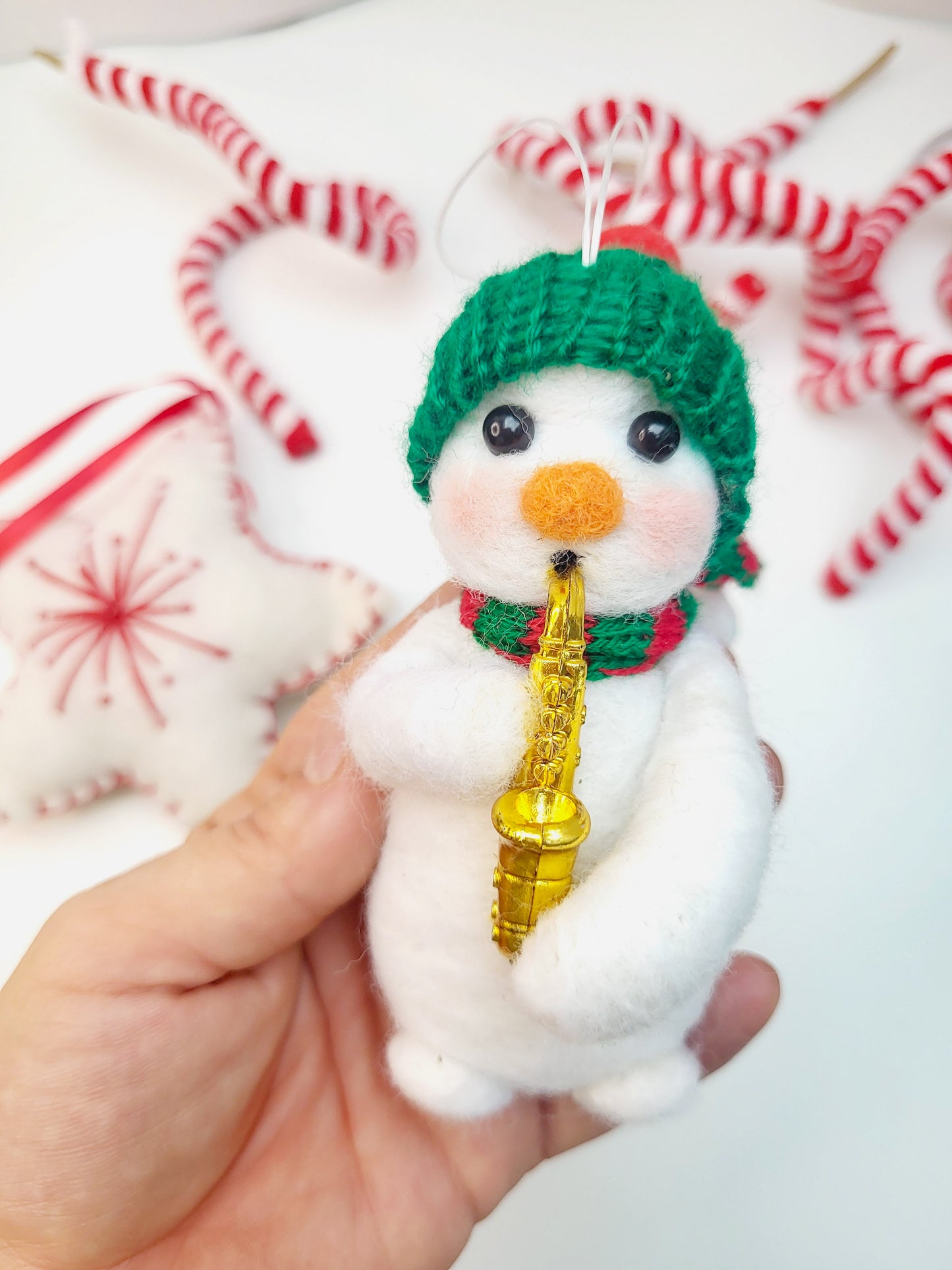 Om de zăpadă cu saxofon